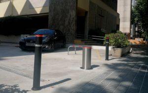 Pilona automatica en parking comunidad al aire libre