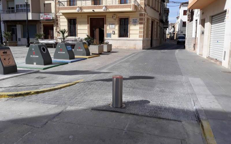 Pilona automática para regular el paso en una plaza pública